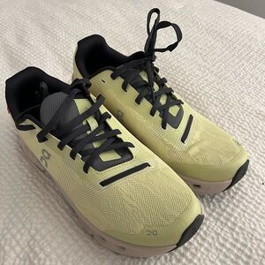 ON CLOUD RUNNING SHOES! Mens size 8.5 or Women’s size 10!!